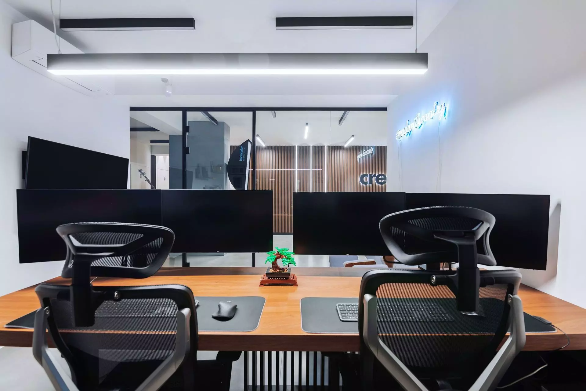 Creatsy studio desk - designer workstation with dual monitors