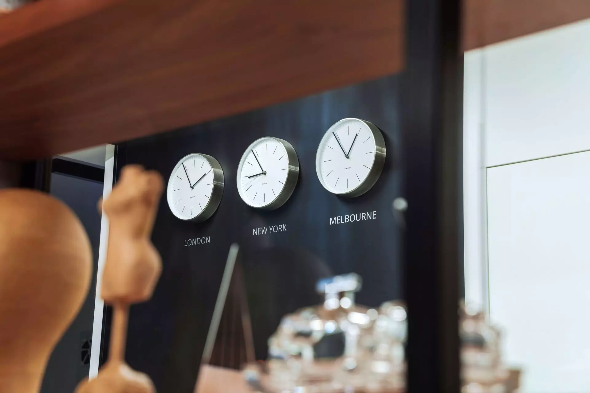 Creatsy office - world time zone clocks for global clients